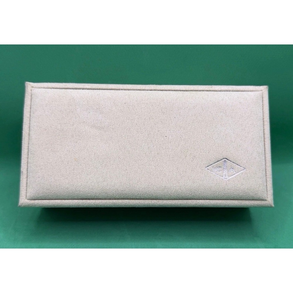 Van cleef & Arpels genuine Bracelet case Green Suede VCA Jewelry box Ribbon, Use